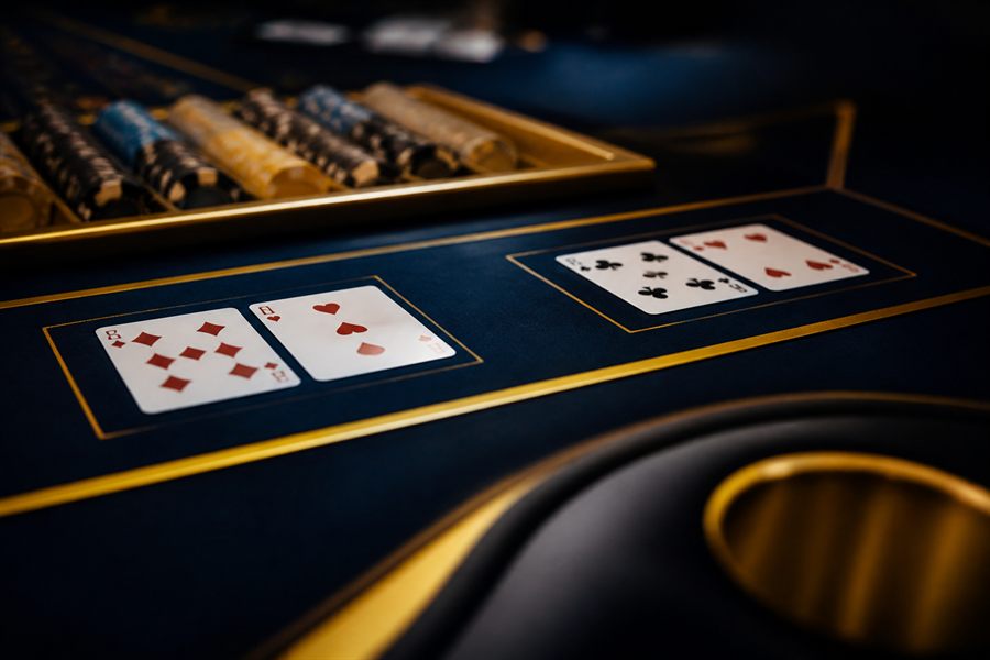 Krupiérka s kartami - baccarat live